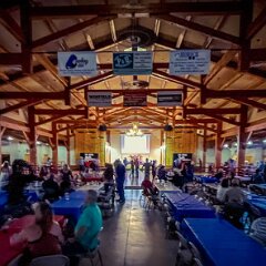 Not a huge crowd, but we observed there could be 300 people and it still wouldn’t look full. The occupancy max is a couple thousand.